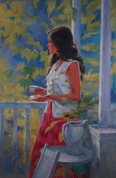 Junge Frau auf einer Terrasse